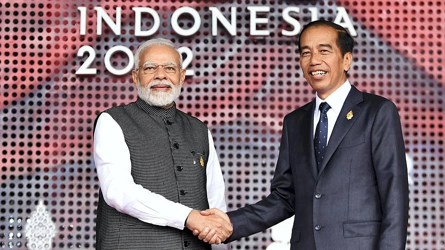 Prime Minister Narendra Modi is welcomed by Indonesian President Joko Widodo at the G20 Summit