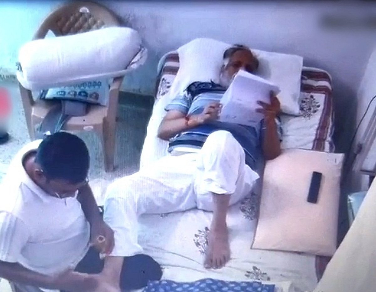 Housekeeping service at Satyendar Jain's cell in Tihar jail sparks row
