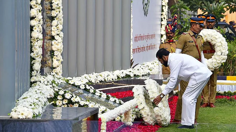 Maharashtra Eknath Shinde paying tribute