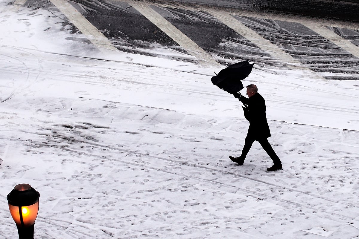 A pedestrian walks in the snow in New York, the United States. (Photo: Xinhua/Li Muzi/IANS)