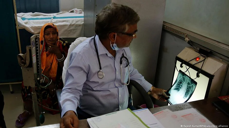 TB is caused by Mycobacterium tuberculosis (Mtb) and can remain dormant in the body for decades without causing symptoms. (photo: DW)