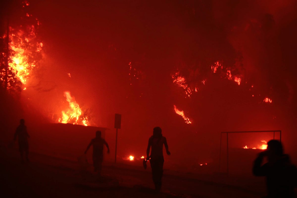 Eight forest fires rage in Chile, 25 others contained