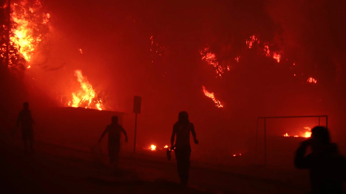 People evacuate from the zone affected by a fire in Valparaiso, Chile, in 2014. (Photo: IANS) 