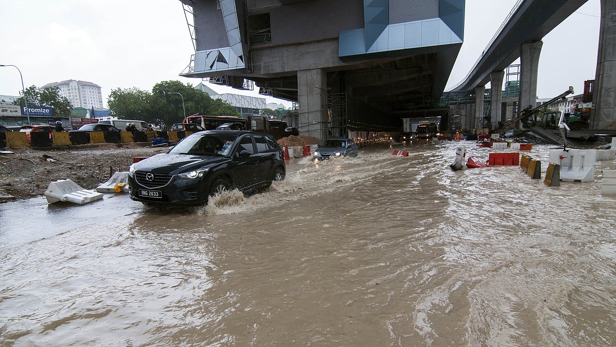 Cars drive in flooded streets due to heavy rain in Kuala Lumpur, Malaysia, April 26, 2016. (Photo: Xinhua/Chong Voon Chung/IANS)