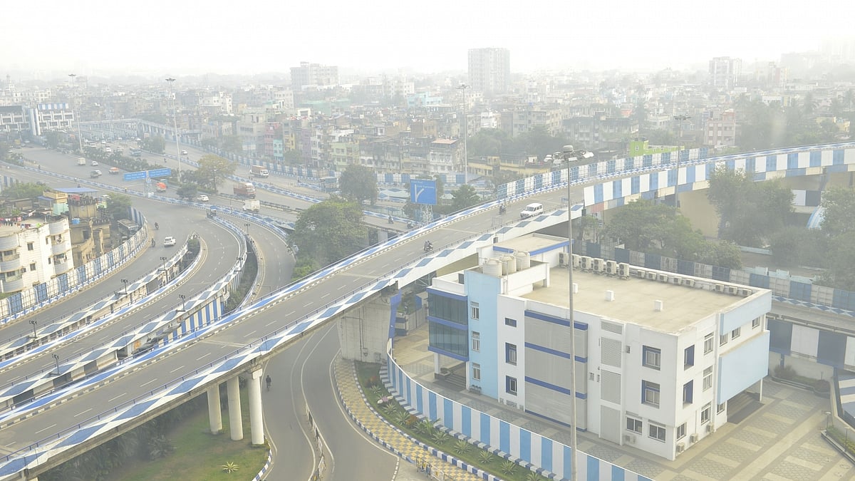 A low visibility of a Hooghly Bridge and roads covered in smog due to air pollution in Kolkata. (Photo: IANS)