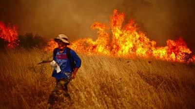 A man participates in the combat work of a wildfire in the town of Santa Cruz de Cuca of the city of Chillan, in the province of Nuble, Chile in 2017. (Photo: IANS)