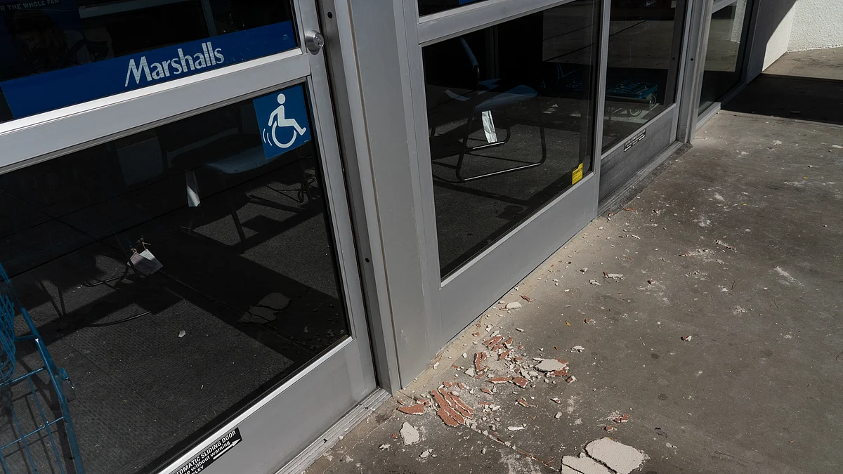 A shop is littered with broken walls after the quake in Ridgecrest, California, the United States, July 4, 2019. (Photo: Xinhua/Qian Weizhong/IANS)