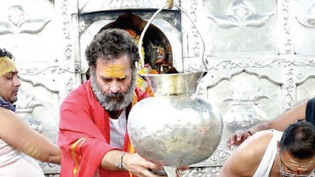 Rahul Gandhi prays at the Mahakal temple in Ujjain, Madhya Pradesh, during the Bharat Jodo Yatra on 29 Nov. 2022. (Photo: Twitter/INC)