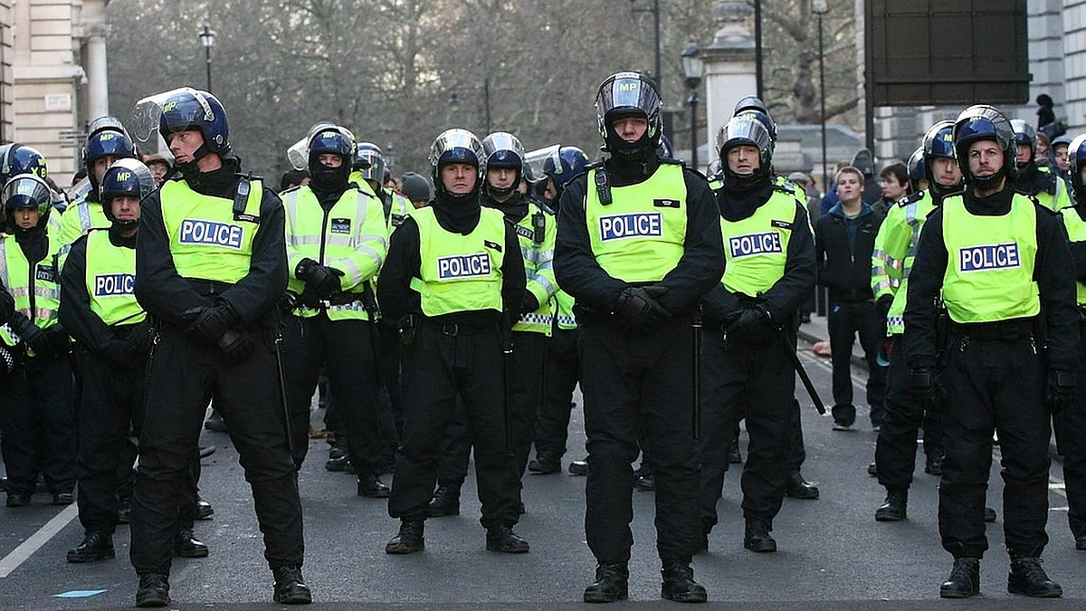 UK Police arrest 12 more in connection with Leicester violence.