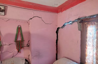 Cracks have appeared in houses and fields in Manohar Bagh, Singdhar, Gandhi Nagar and Marwari wards. 