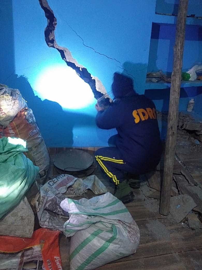 Cracks appear in houses in Aligarh