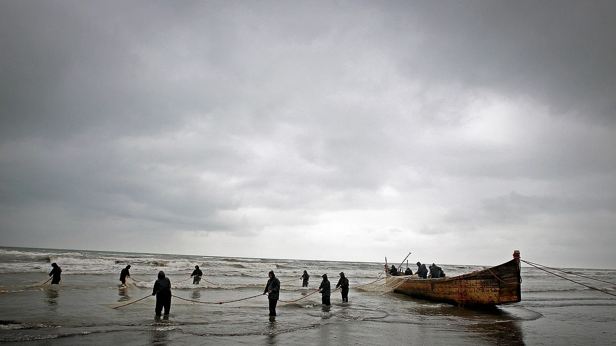 Iranian fishermen pull their net in the Caspian sea. (Photo: Xinhua/Ahmad Halabisaz/IANS)