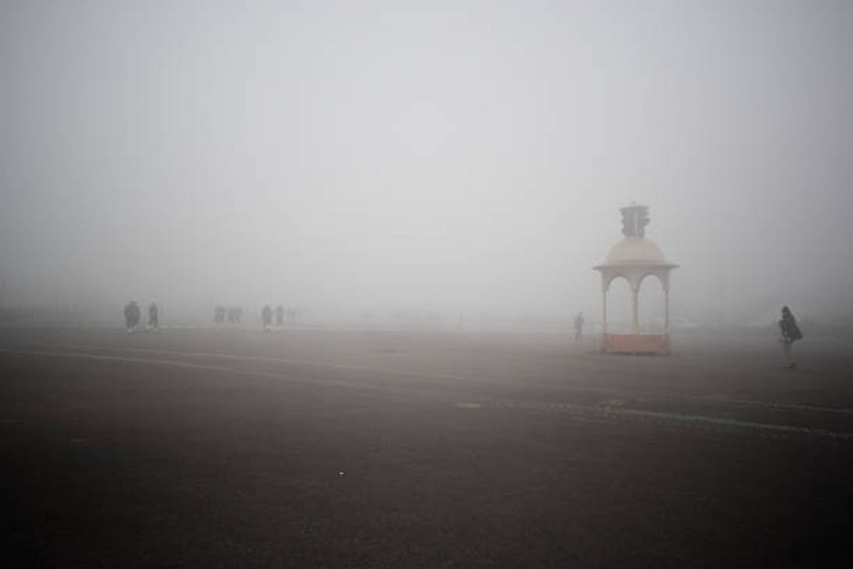 Dense fog envelopes Delhi; Temp drops to season's lowest of 4.4 deg C