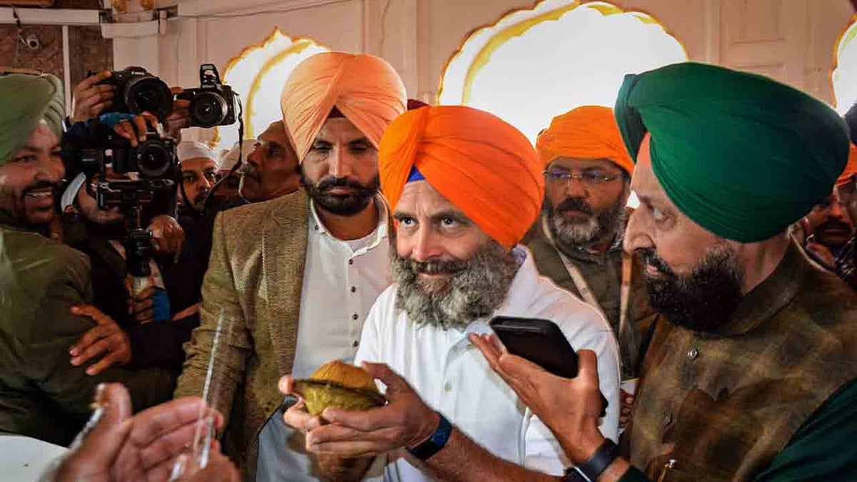 Donning a turban, Gandhi paid obeisance at the sanctum sanctorum of the Golden Temple.