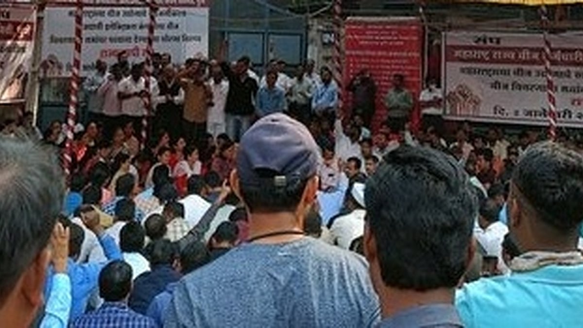 1.25 lakh MSEB employees withdraw strike after Maha govt intervenes.