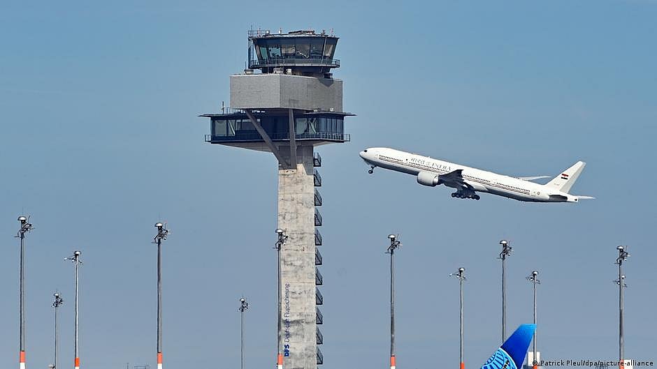 US air travel disrupted as government shutdown deepens