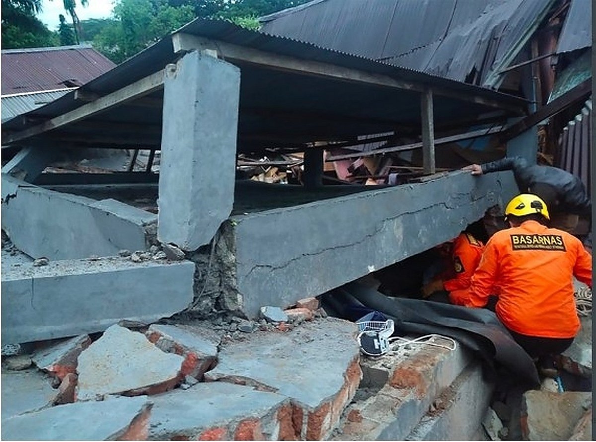 GSI team inspects J-K's Doda for ascertaining underlying factors for cracks in buildings