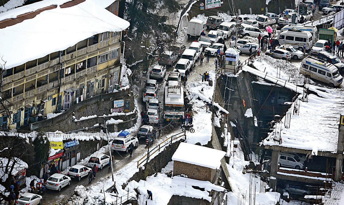 Traffic jam at
Cart Road in 
Shimla after 
snowfall