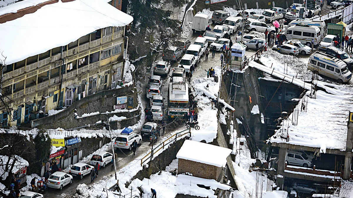 Traffic jam at
Cart Road in 
Shimla after 
snowfall
