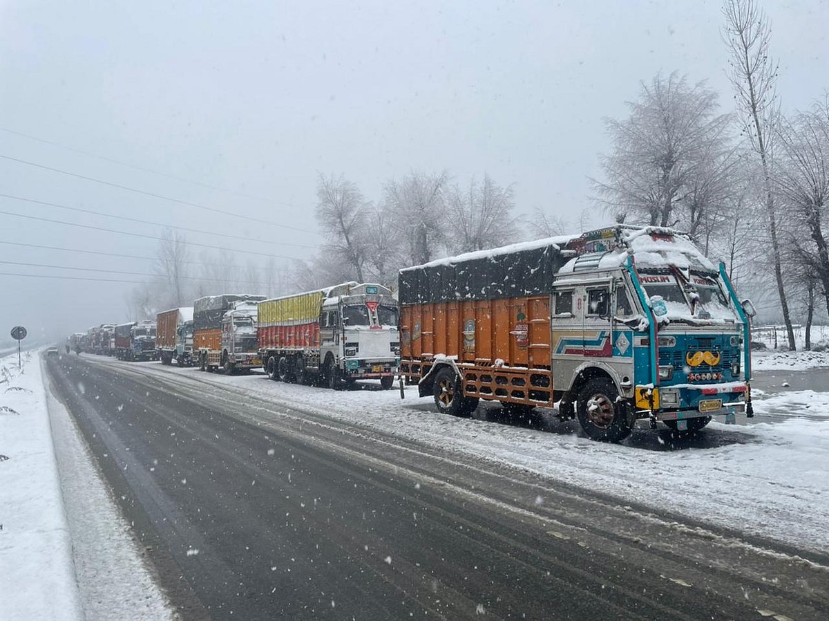 Jammu-Srinagar National Highway remains closed for the second day in a row 