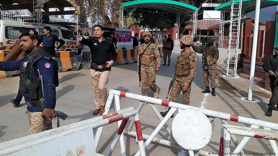 Pakistan: Blast near mosque in Peshawar leaves dozens dead