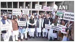 Haryana Cong members hold protest outside assembly against Khattar govt