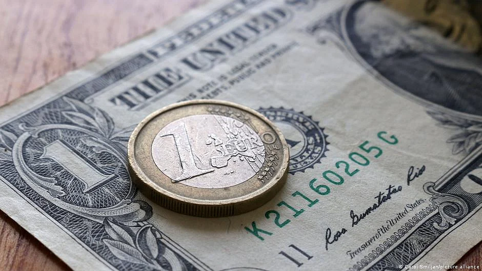 Lower crude prices boost rupee despite FII selling