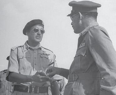Maj. Gen. Ahmed El Edroos (right) of the Hyderabad princely state surrenders to
Maj. Gen. (later General and Army chief) J.N. Chaudhuri at Secunderabad, Sep. 1948