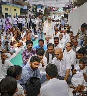 Dalit leader Mevani demands SIT probe into IITB student's death