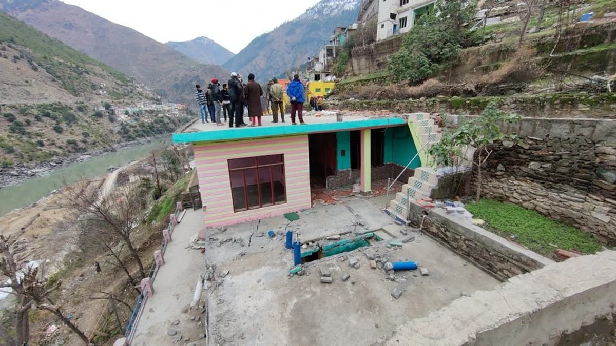 Houses develop cracks in J-K's Doda, 19 families shifted to temporary shelters