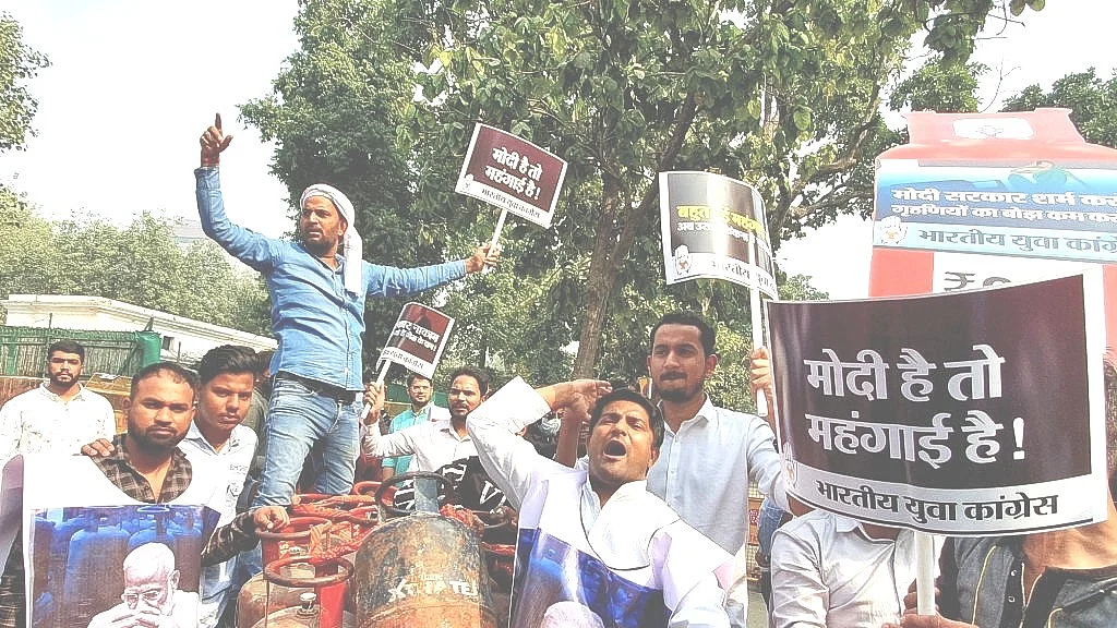 Youth Congress workers protest against LPG price hike in New Delhi