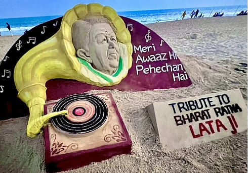 Sudarsan Pattnaik pays tribute through his art to Lata Mangeshkar on her first death anniversary