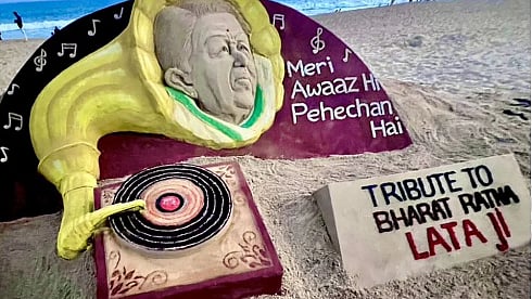 Sudarsan Pattnaik pays tribute through his art to Lata Mangeshkar on her first death anniversary