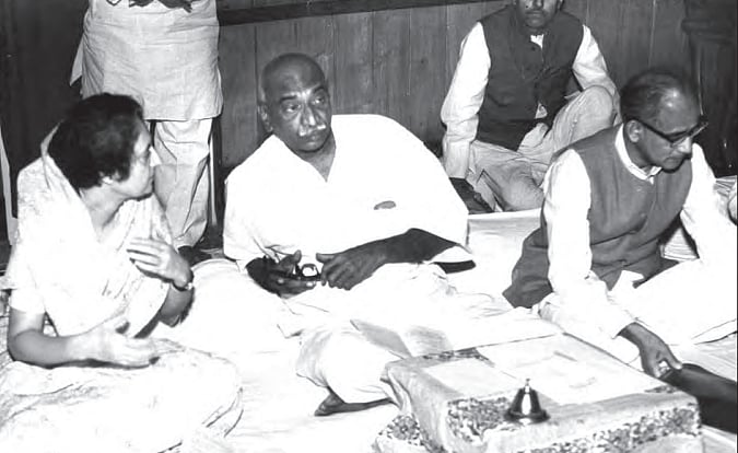 Indira Gandhi in conversation with K. Kamraj and Dwarka Prasad Mishra, chief minister of Madhya Pradesh, at the Jabalpur
Congress session, October 1967