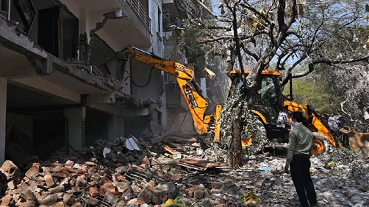 Women protesters throw chilli powder at police during DDA's demolition drive; Detained