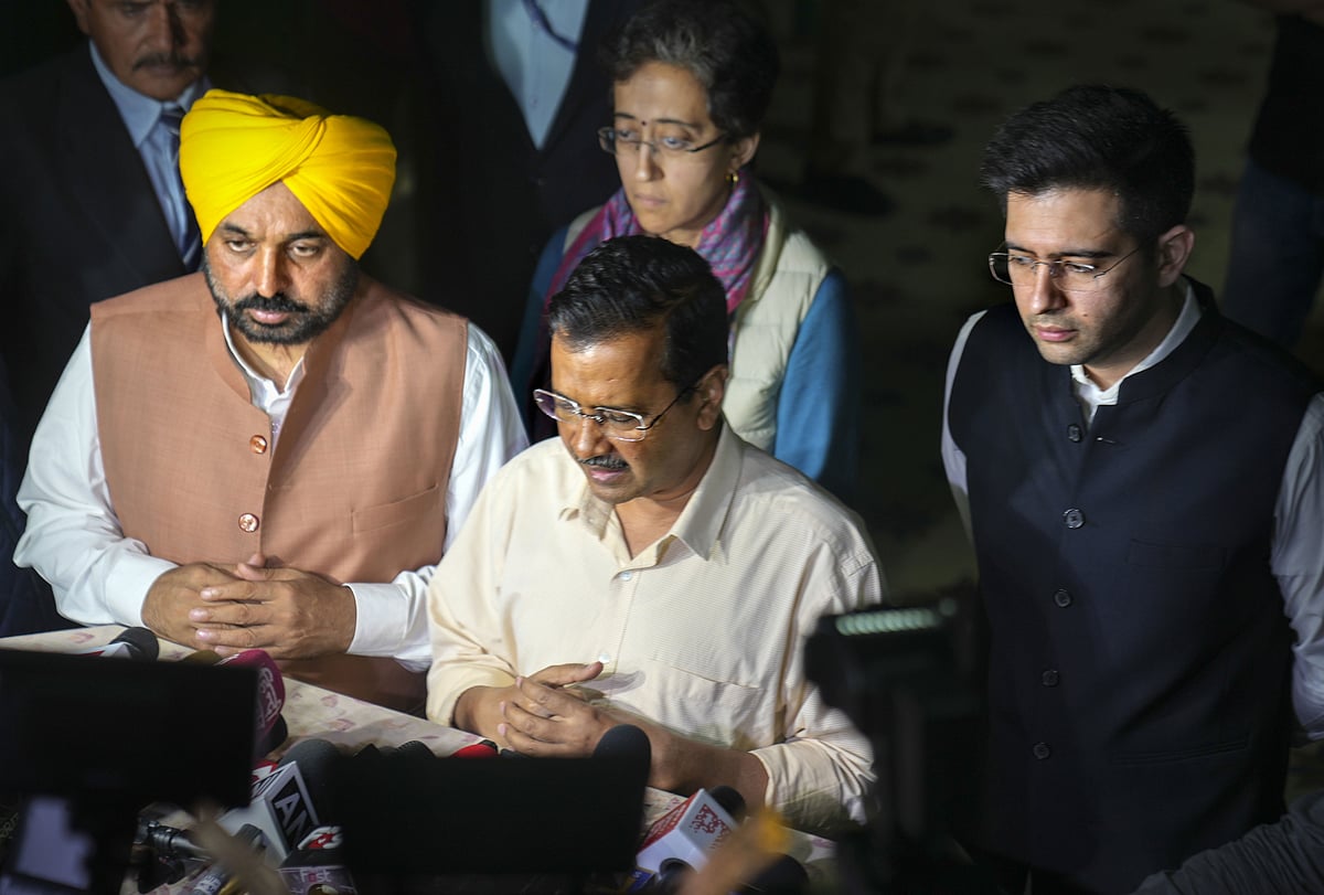 Kejriwal, Mann meet Sisodia's family after his arrest; claim charges 'completely false'