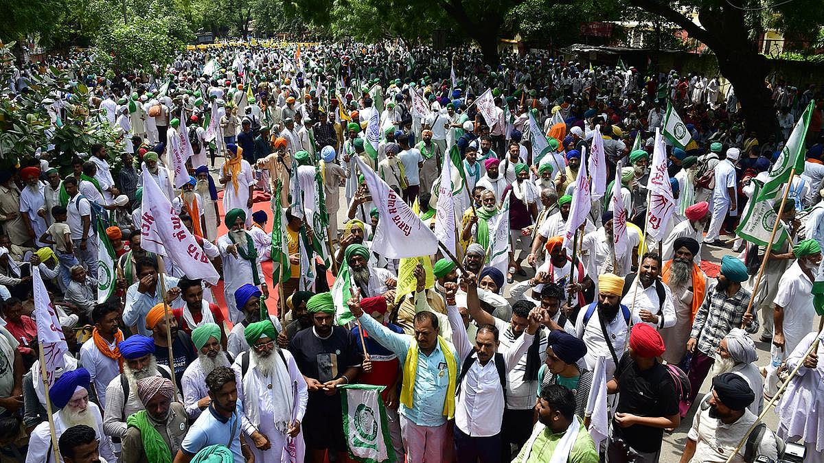 Lakhs of farmers headed to Delhi for 'kisan mahapanchayat' on Monday, says SKM