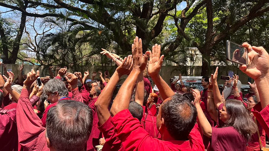 Maharashtra: Several disciples of Osho Rajneesh wearing 'malas' forcefully enter his Pune ashram