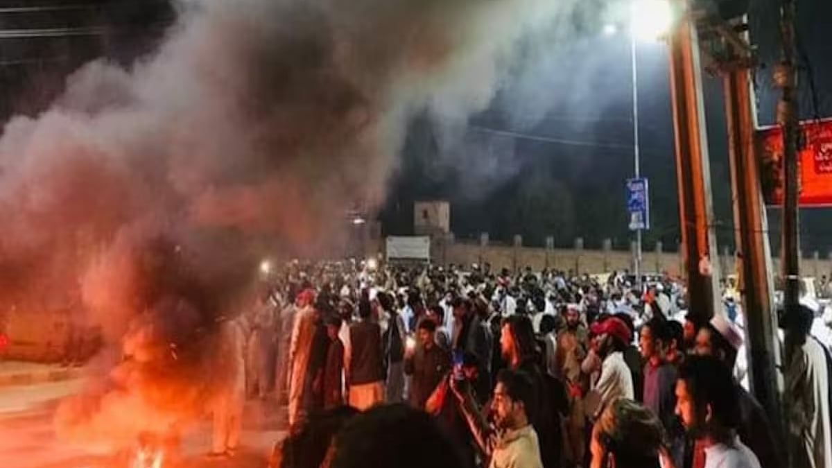 Pakistan: Protests in several cities after Imran Khan's call as PTI workers clash with police
