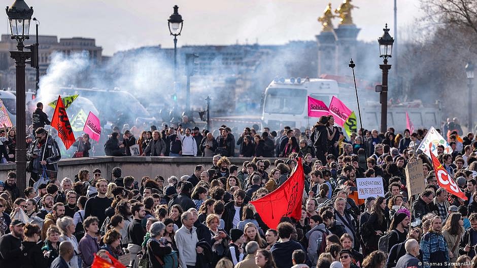 France: Pension reform spells crisis for Macron