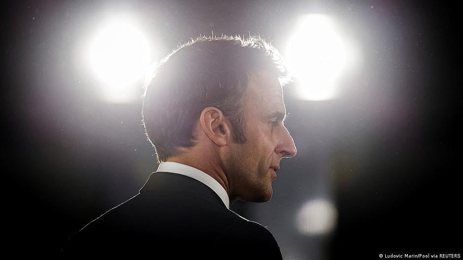 France: Government narrowly survives no-confidence votes