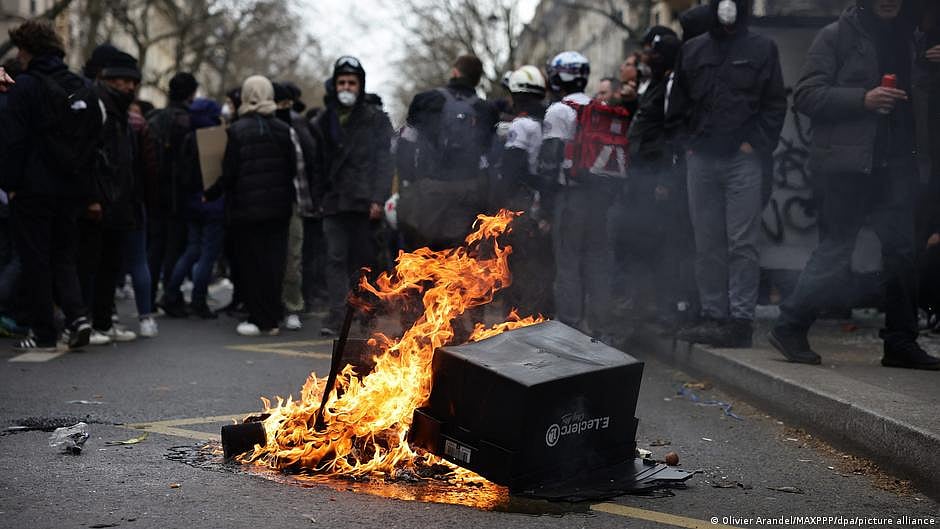 France: Clashes between pension reform protesters, police