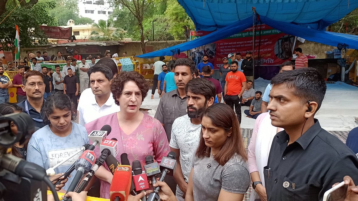 Priyanka Gandhi at Jantar Mantar with the wrestlers (Photo Courtesy: @Balramnedungadi/Twitter)
