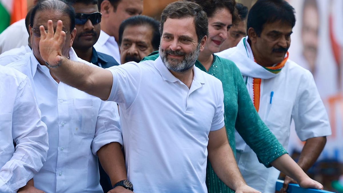 Rahul Gandhi with sister Priyanka (behind)