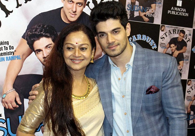 Sooraj Pancholi with his mother Zarina Wahab (Photo Courtesy: Viral Bhayani/Instagram)