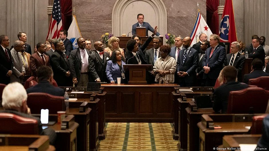US: Republicans in Tennessee vote to expel 2 Democrats
