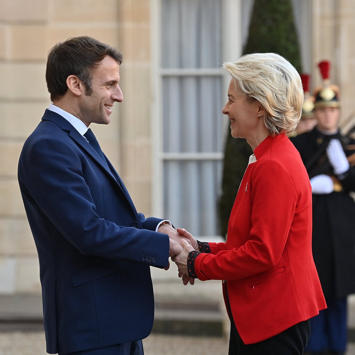 Macron and von der Leyen to talk Ukraine on China visit