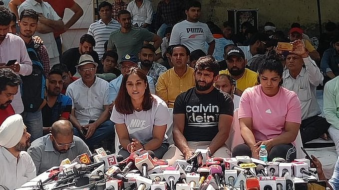 Wrestlers addressing media at Jantar-Mantar (Photo: Twitter/@DKShivakumar)