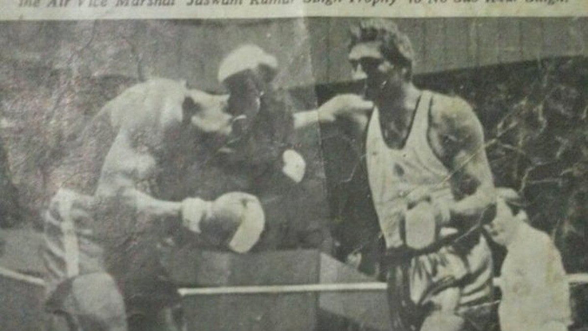 Singh fighting at Delhi's National Stadium against Muhammad Ali
