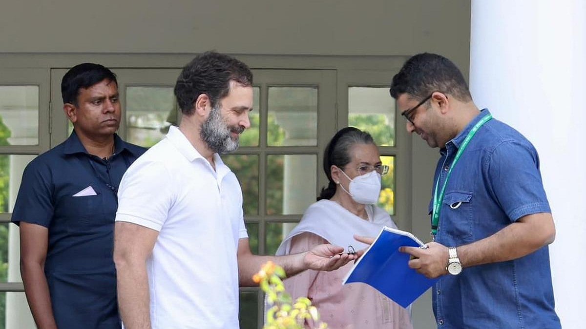 Rahul Gandhi handing over the key to his house